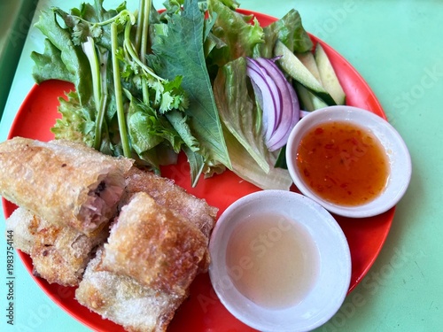 美味しそうなタイ料理の揚げ春巻きと生野菜