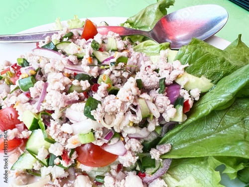 美味しそうなタイ料理のラープガイ