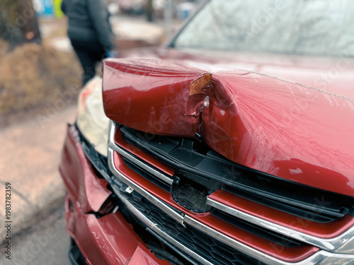 Accident. Une voiture brisée.
