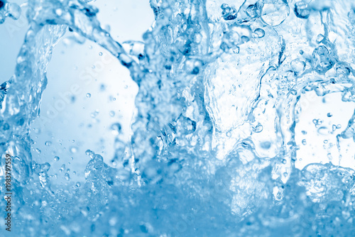美容のための抽象的な青の背景に飛び散る水飛沫。