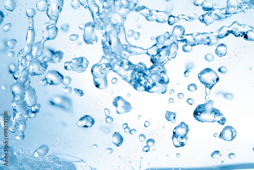 美容のための抽象的な青の背景に飛び散る水飛沫。