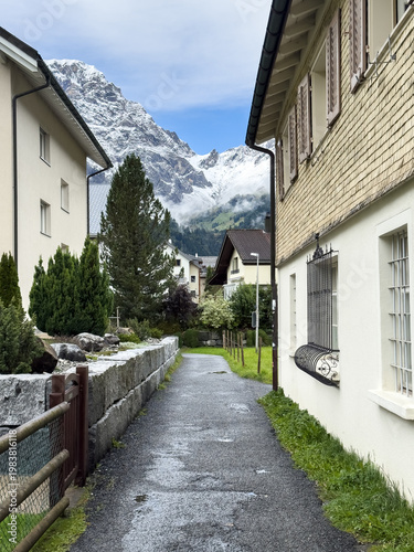 Fotografia Village Pathway with Snow-Capped Peaks, Engelberg, Switzerland
