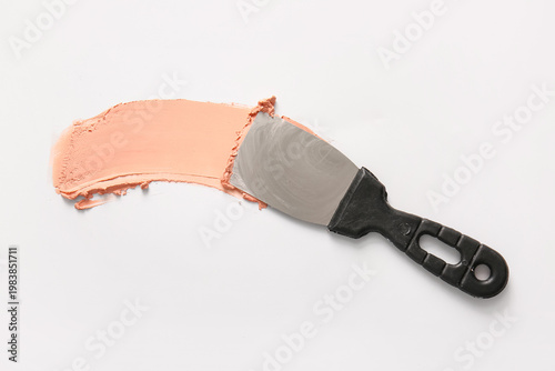 Knife with putty on light b...