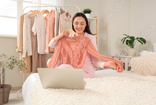 Young woman with stylish bl...