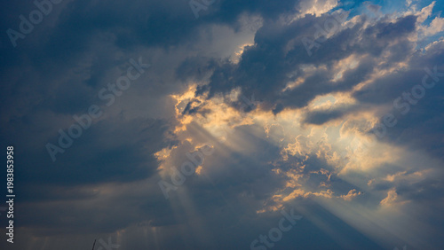 Obraz na plátne A serene cloudy sky with sun rays peeking through the clouds