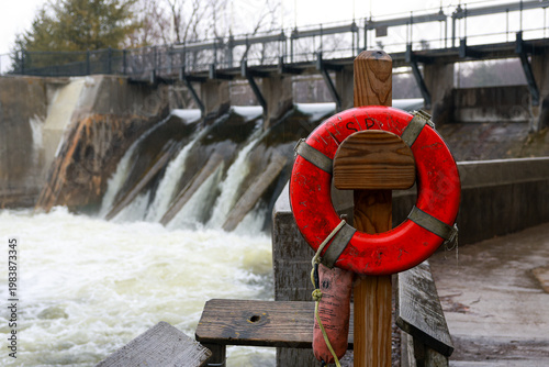 Fotografi Hydroelectric dam, outfall With life preserver hanging nearby.