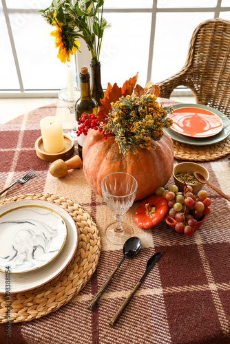 Autumn table setting with p...