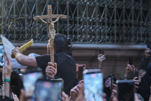 Konstfotografi Holy Fire ceremony crowd with crosses and pilgrims inside Church of the Holy Sep