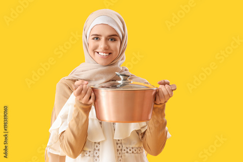 Muslim woman with cooking p...