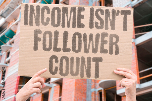 Foto "Income Isn't Follower Count" Creators building sustainable income focus on conversion metrics rather than vanity audience size figures
