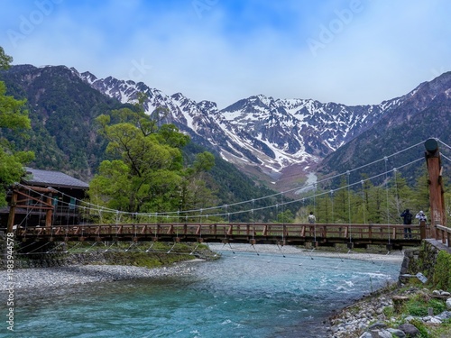 上高地の象徴、河童橋と残雪の穂高連峰の絶景