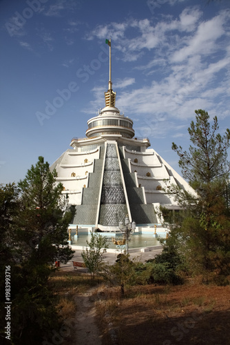 Valokuva White marble clad fountain in the Independence Park, Ashgabat, Turkmenistan