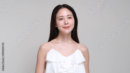 白背景で微笑む日本人女性のビューティーイメージ