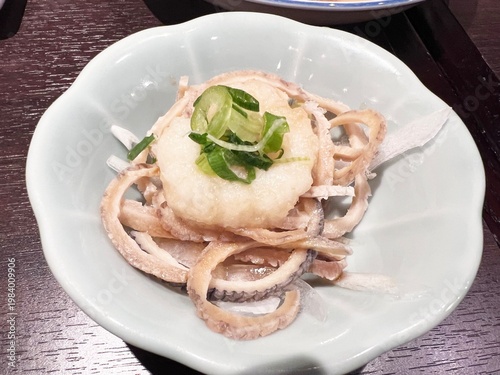 美味しそうなさえずり（鯨の舌）と大根おろしの小鉢料理