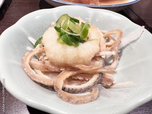 美味しそうなさえずり（鯨の舌）と大根おろしの小鉢料理