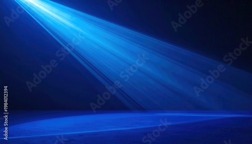 어두운 배경 속으로 강렬하게 비추는 푸른색 스포트라이트 광선이 신비롭고 극적인 분위기를 연출하며, 무대나 공연장의 조명을 연상시킵니다.