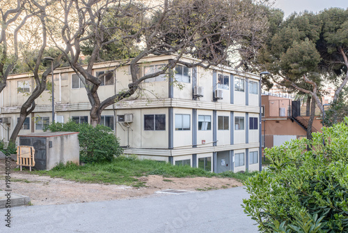 Foto Modular Prefabricated Office Building In Urban Park Setting