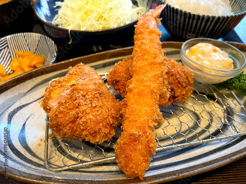 海老フライミックス定食 ─ エビフライ・ヒレカツ・メンチカツ全体