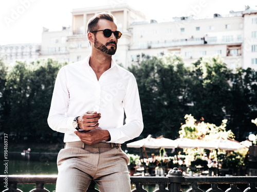 Foto Handsome confident stylish hipster lambersexual model