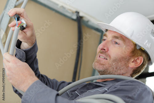 Fotografía man working with cables indoors