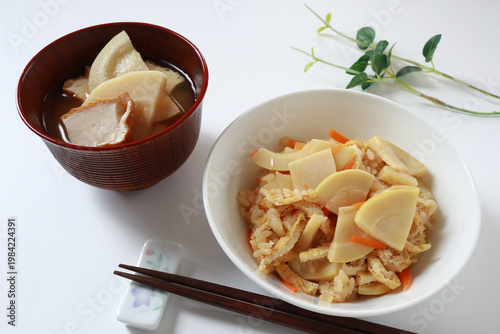 タケノコ料理　炊き込みご飯と味噌汁