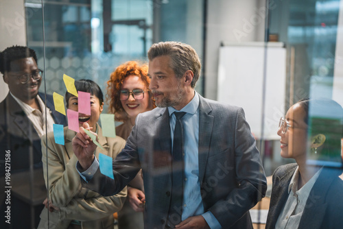 Foto Diverse business team collaborating during brainstorming session