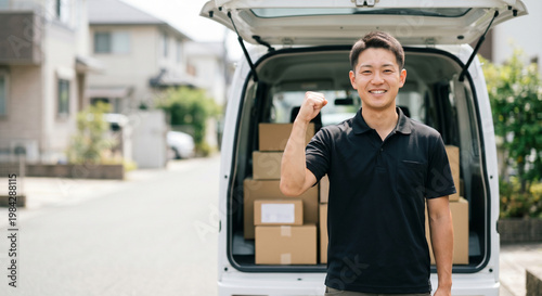 軽バンで荷物を配達する笑顔の若い男性スタッフ 軽貨物 宅配便