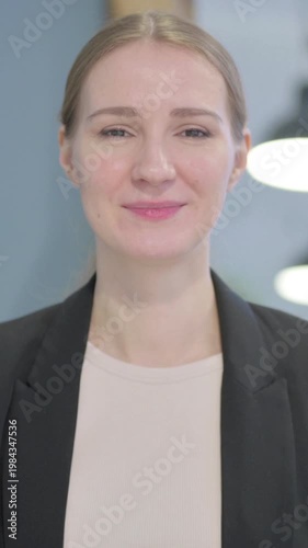 Wallpaper Mural Portrait of Businesswoman Shaking Head in Approval, Vertical Video Torontodigital.ca