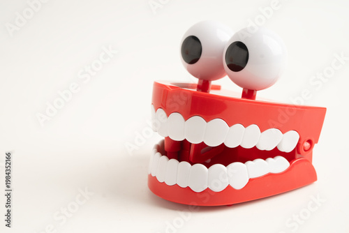 Φωτογραφία Funny red teeth with eye toy denture model for dental health care