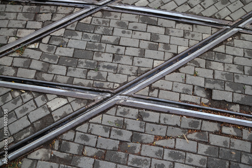 Εκτύπωση καμβά Intersection of metallic tram tracks on stone pavement
