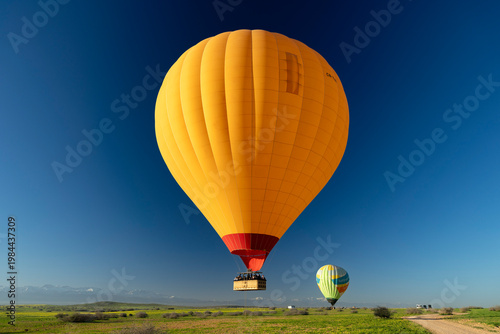 Heißluftballon bei der Landung, bei Marrakesch, Marokko < english> Hot air balloon landing near Marrakech, Morocco