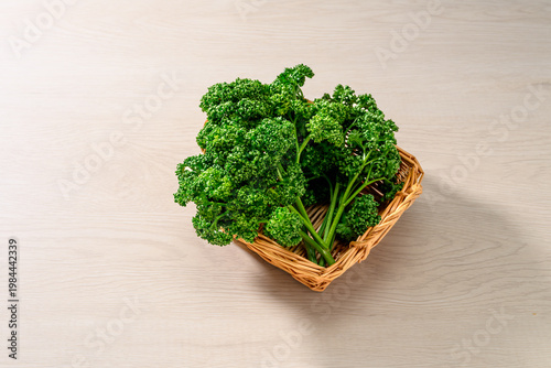 かごに盛られた新鮮なパセリ