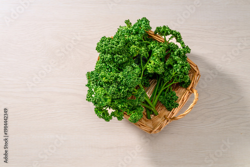 かごに盛られた新鮮なパセリ