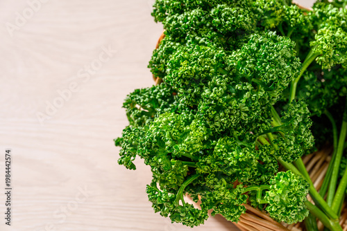かごに盛られた新鮮なパセリ