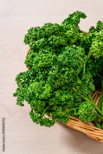 かごに盛られた新鮮なパセリ