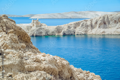 Fotografía Pag Island, Croatia: Ruined Tvrđava fortress on rocky island in blue sea