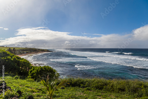 Fotografía Ocean waves hitting the coastline in Maui, Hawaii, United States