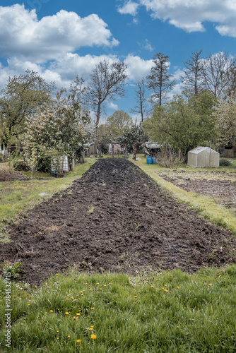 Bearbeitetes Feld im schrebergarten