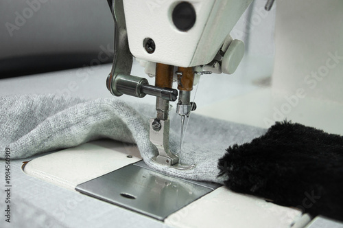 Canvastavla Close-up of sewing machine stitching fabric with needle and presser foot, textil