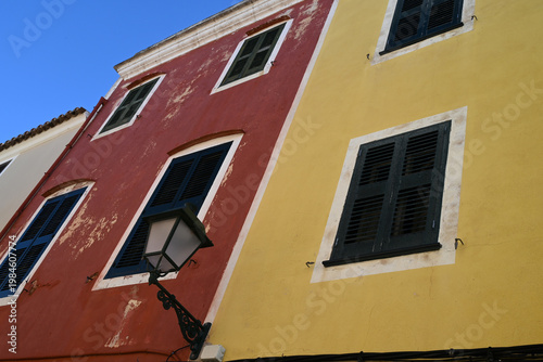 Façades d'immeubles colorées de la vieille ville de Ciutadella sur l'île de Minorque