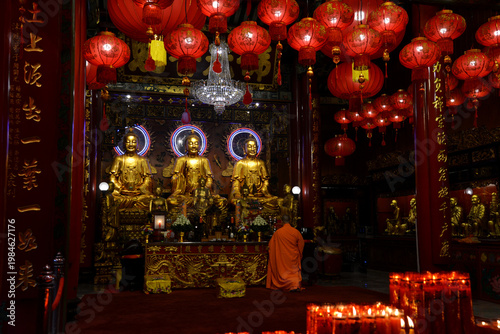 Wat Mangkon Kamalawat or Wat Leng Noei Yi (lengnoeiyi) is the largest and most important Chinese Buddhist temple locating in Yaowarat or Chinatown.