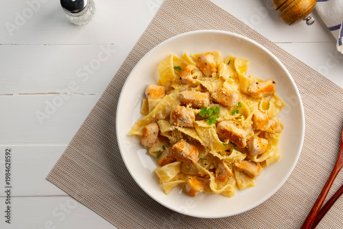 Foto Grilled chicken with carbonara pasta