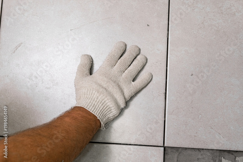 Bilde på lerret Worker Hand Laying Ceramic Tiles on the Floor