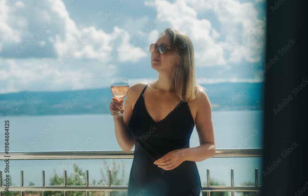 Obraz premium Woman drinking refreshing cocktail on summer vacation.