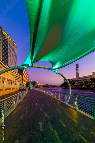 Cuadro en lienzo Vertical view of a green shelter in Tampa River Walk at sunset