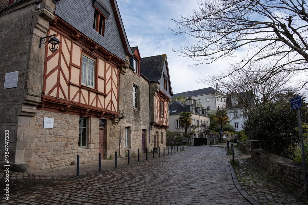Fototapeta premium Découverte du patrimoine d'Auray : le port pittoresque de Saint-Goustan et le centre historique