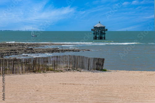 Phare du bout du Monde à la Rochelle, vu de la plage des Minimes