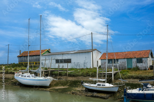 cabanes ostréicoles sur le chenal de La Tremblade 