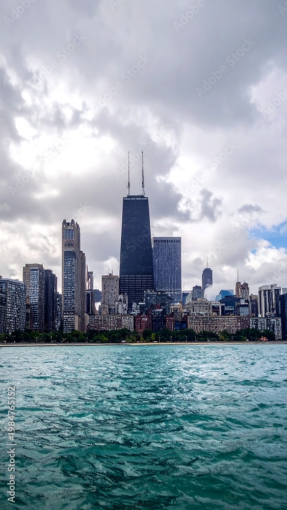 Obraz premium Chicago Lakefront Skyline with Highrise Tower and Dramatic Clouds.