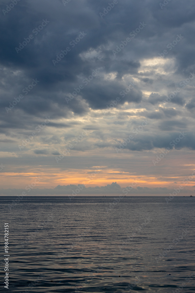 Obraz premium Ocean and Cloudy Sky at Dusk